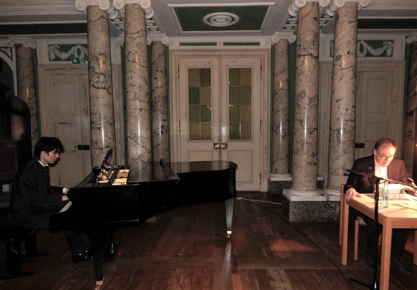Ein Höhepunkt des wunderbaren Abends im Grünen Saal: die Kombination aus Wort und Musik, zelebriert vom Literaturwissenschaftler Michael Fürtjes und vom Pianisten Kotaro Fukuma am Bösendorfer-Flügel.