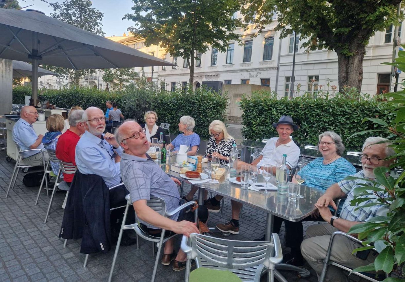 Der Stammtisch des Ortsvereins Bonn-Köln an einer langen Tafel im Freien
