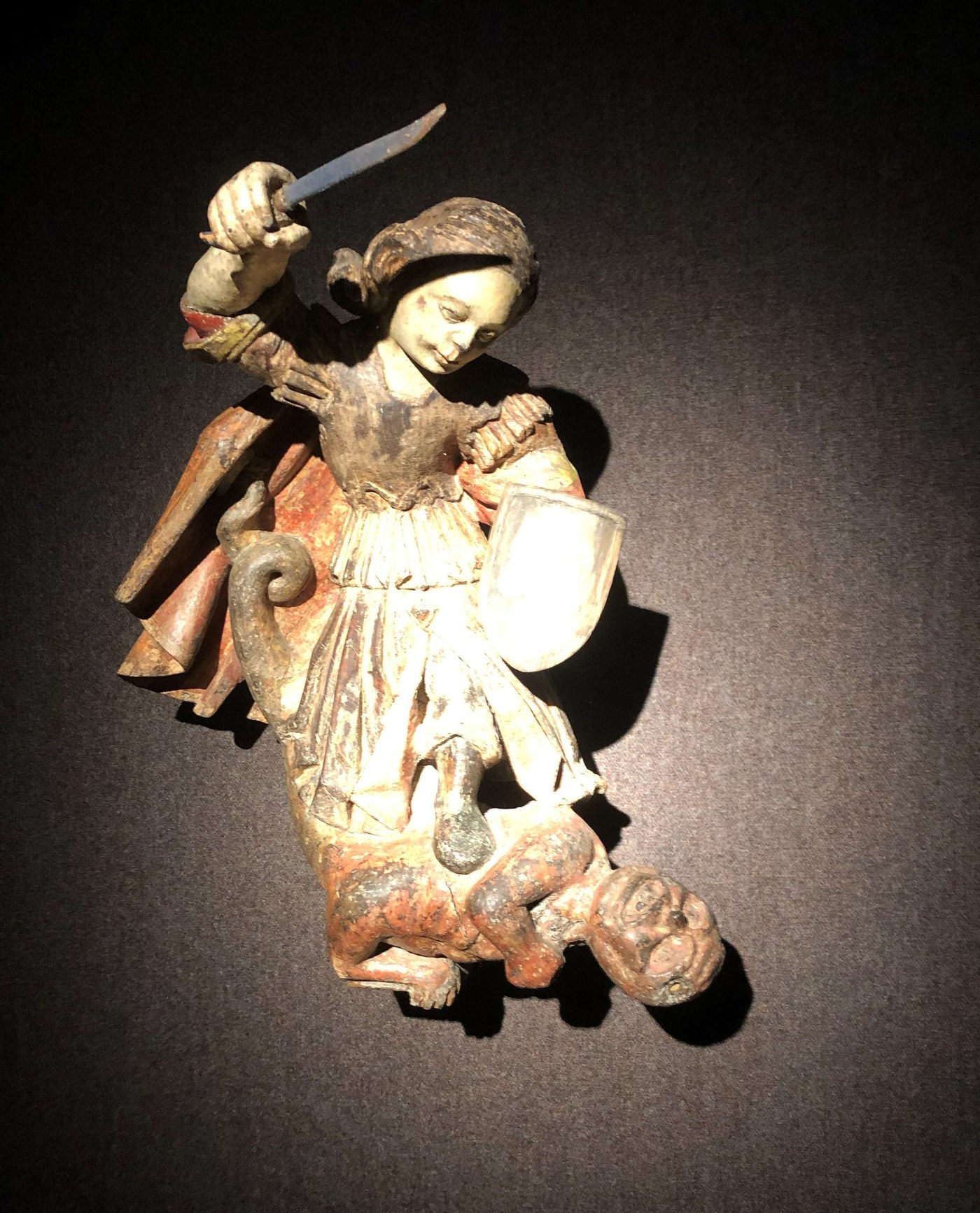 Die Figur des Erzengels Michael im Durchgang zur Aufbahrungshalle